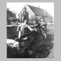 108-0006 Das Wohnhaus Liedtke in Uderhoehe im Jahre 1942. Im Bild die Geschwister Frieda, Herta und Reta Kohn.jpg